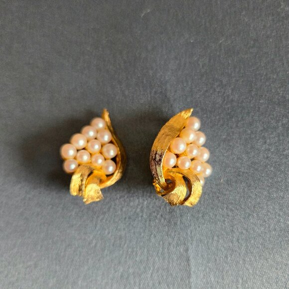 Vintage Trifari (?) gold tone clip on earrings with faux pearls. Bridal earrings - Picture 2 of 5